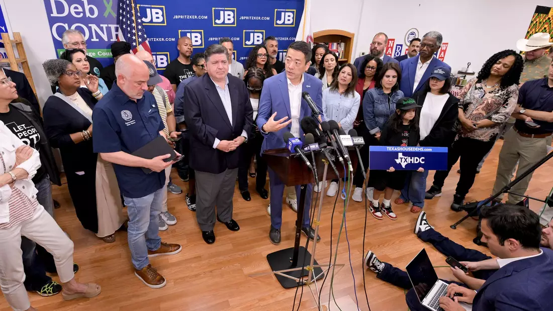 Der demokratische Gouverneur von Illinois, JB Pritzker, bei einer Pressekonferenz mit aus Texas «geflohenen» Demokraten. - Bild: Mark Black/FR171635 AP/AP/dpa