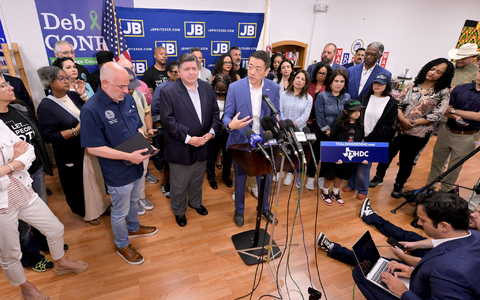 Der demokratische Gouverneur von Illinois, JB Pritzker, bei einer Pressekonferenz mit aus Texas «geflohenen» Demokraten. - Foto: Mark Black/FR171635 AP/AP/dpa