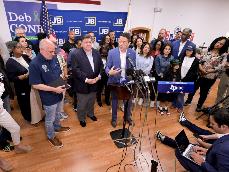 Der demokratische Gouverneur von Illinois, JB Pritzker, bei einer Pressekonferenz mit aus Texas «geflohenen» Demokraten. - Foto: Mark Black/FR171635 AP/AP/dpa