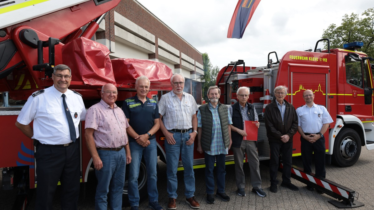 FW-KLE: Ehrung langjähriger Mitglieder beim Treffen der Ehrenabteilungen in Kleve - Foto: presseportal.de