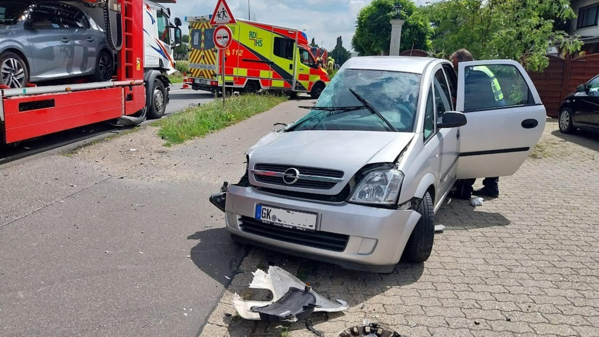 FW Gangelt: Schwerer Verkehrsunfall auf Bundesstraße - Foto: presseportal.de