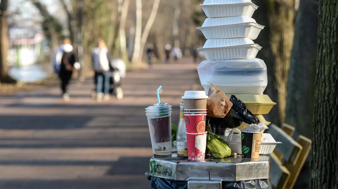 Es wird immer noch zu viel Einweg-Plastik produziert und verwendet. (Archivbild)   - Bild: Jens Kalaene/dpa-Zentralbild/ZB