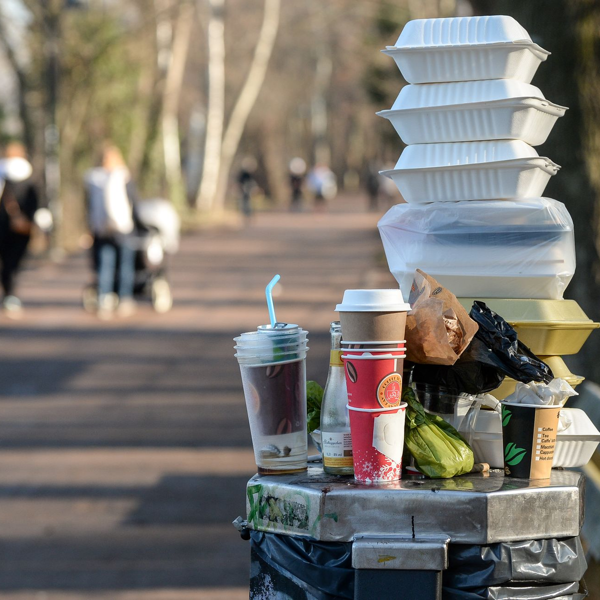 Es wird immer noch zu viel Einweg-Plastik produziert und verwendet. (Archivbild)   - Foto: Jens Kalaene/dpa-Zentralbild/ZB