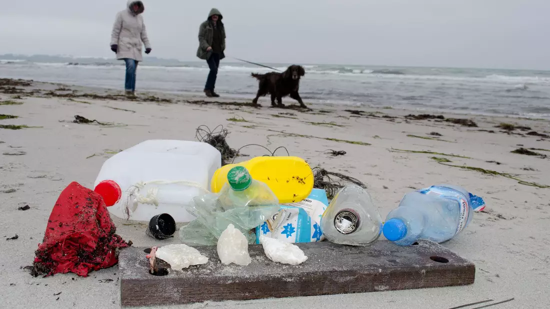 Plastikpartikel verschmutzen heute die höchsten Berge und die tiefsten Ozeane. (Archivbild)  - Bild: Stefan Sauer/dpa-Zentralbild/dpa