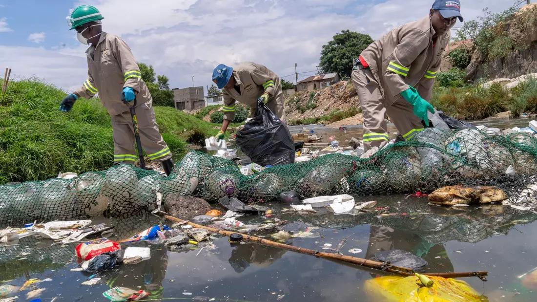 Deutschland ist Greenpeace zufolge der größte Plastikmüllexporteur Europas. (Archivbild) - Bild: Jerome Delay/AP/dpa