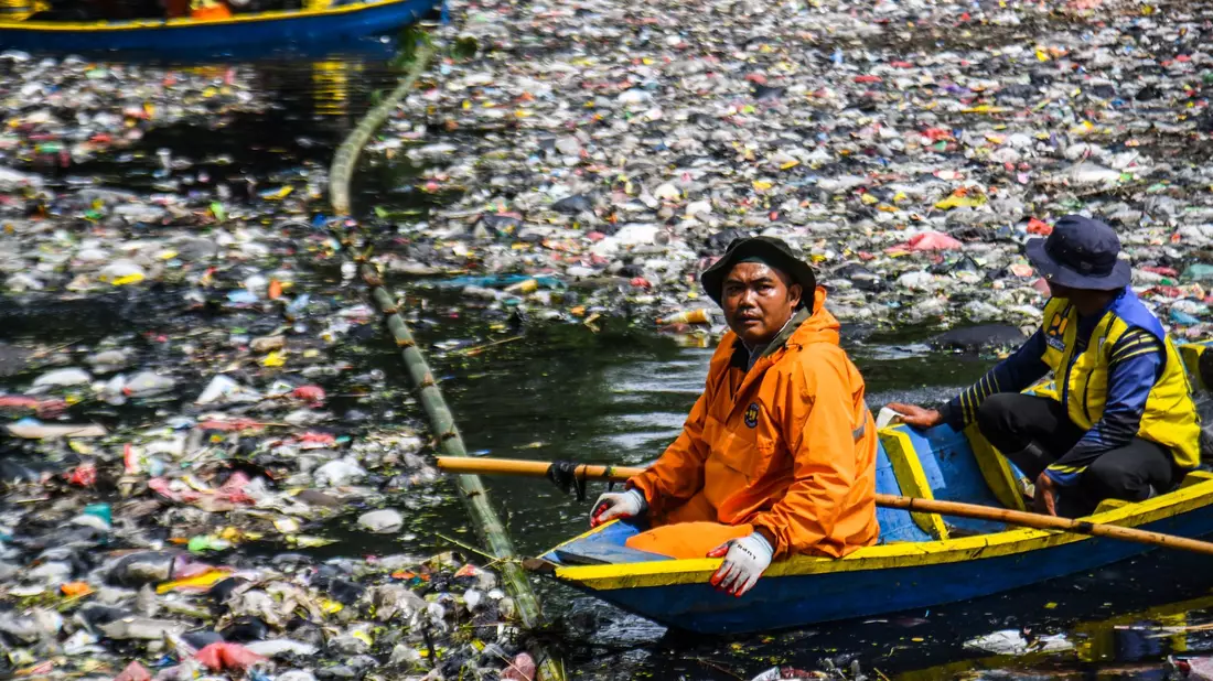 In manchen Ländern ist vor lauter Plastikmüll auf Flüssen kaum noch ein Durchkommen. (Archivbild) - Bild: Dimas Rachmatsyah/ZUMA Press Wire/dpa