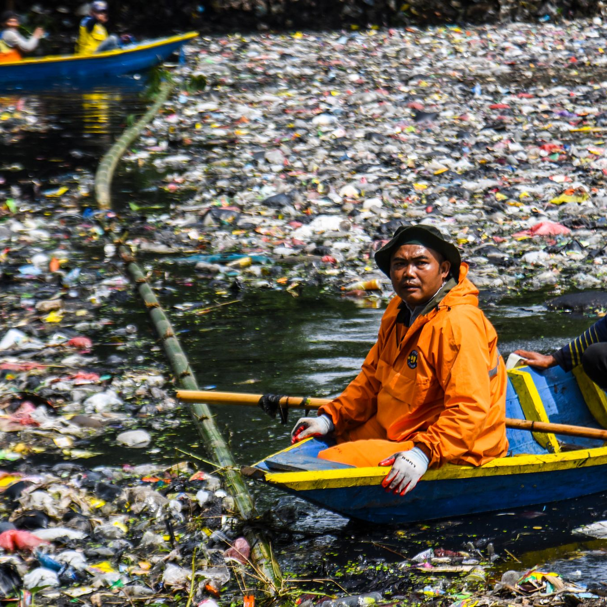 In manchen Ländern ist vor lauter Plastikmüll auf Flüssen kaum noch ein Durchkommen. (Archivbild) - Foto: Dimas Rachmatsyah/ZUMA Press Wire/dpa