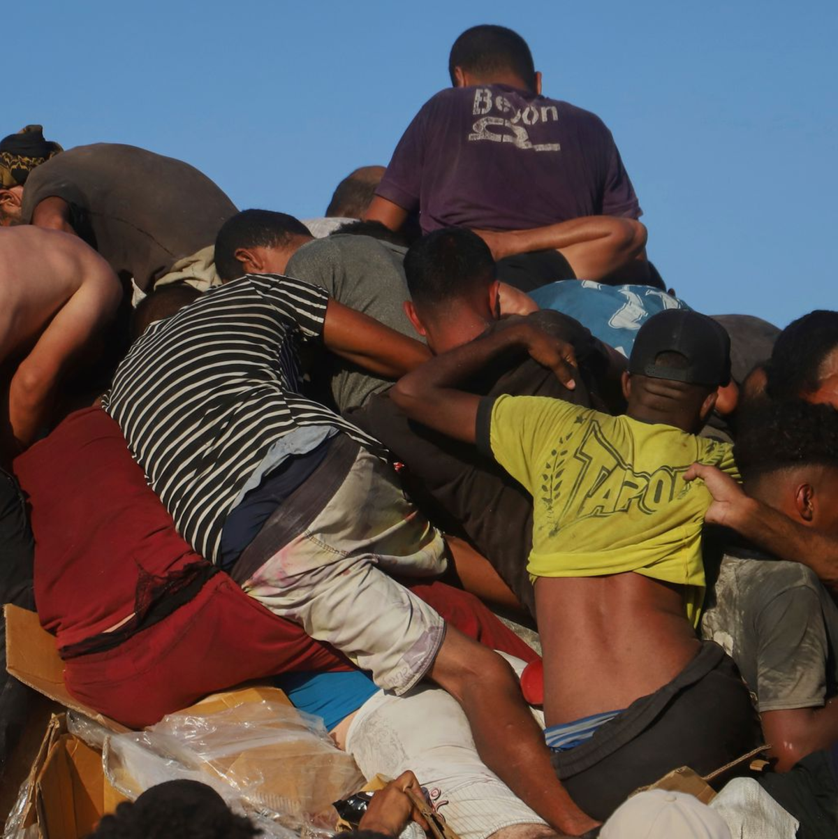 Palästinenser beten vor dem Nasser-Krankenhaus im Süden des Gazastreifens.  - Foto: Mariam Dagga/AP/dpa