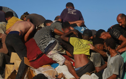 Palästinenser beten vor dem Nasser-Krankenhaus im Süden des Gazastreifens.  - Foto: Mariam Dagga/AP/dpa