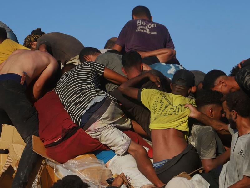 Palästinenser beten vor dem Nasser-Krankenhaus im Süden des Gazastreifens.  - Foto: Mariam Dagga/AP/dpa