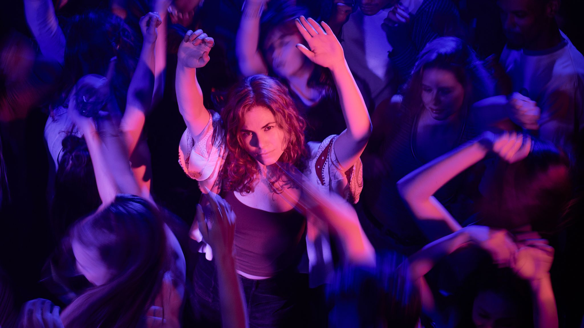 Emma hat ihre Leidenszeit hinter sich gelassen und sprüht nun vor Lebensfreude. - Foto: Mark de Blok/ZDF/dpa