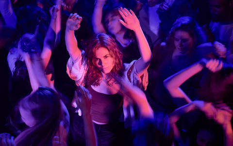 Emma hat ihre Leidenszeit hinter sich gelassen und sprüht nun vor Lebensfreude. - Foto: Mark de Blok/ZDF/dpa