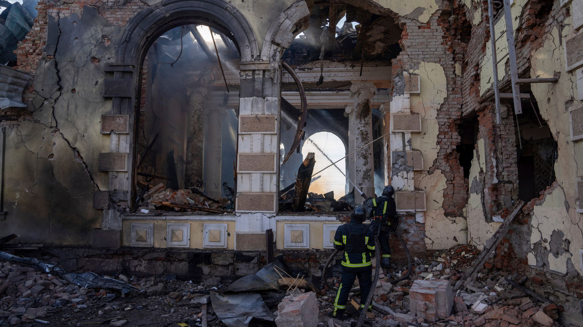 So wie hier im ukrainischen Kostjantyniwka wurde auch in Losowa der Bahnhof angegriffen und schwer beschädigt. (Archivbild) - Foto: Alex Babenko/AP/dpa