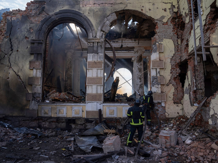 So wie hier im ukrainischen Kostjantyniwka wurde auch in Losowa der Bahnhof angegriffen und schwer beschädigt. (Archivbild) - Foto: Alex Babenko/AP/dpa