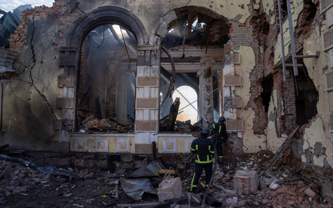 So wie hier im ukrainischen Kostjantyniwka wurde auch in Losowa der Bahnhof angegriffen und schwer beschädigt. (Archivbild) - Foto: Alex Babenko/AP/dpa So wie hier im ukrainischen Kostjantyniwka wurde auch in Losowa der Bahnhof angegriffen und schwer beschädigt. (Archivbild) - Foto: Alex Babenko/AP/dpa