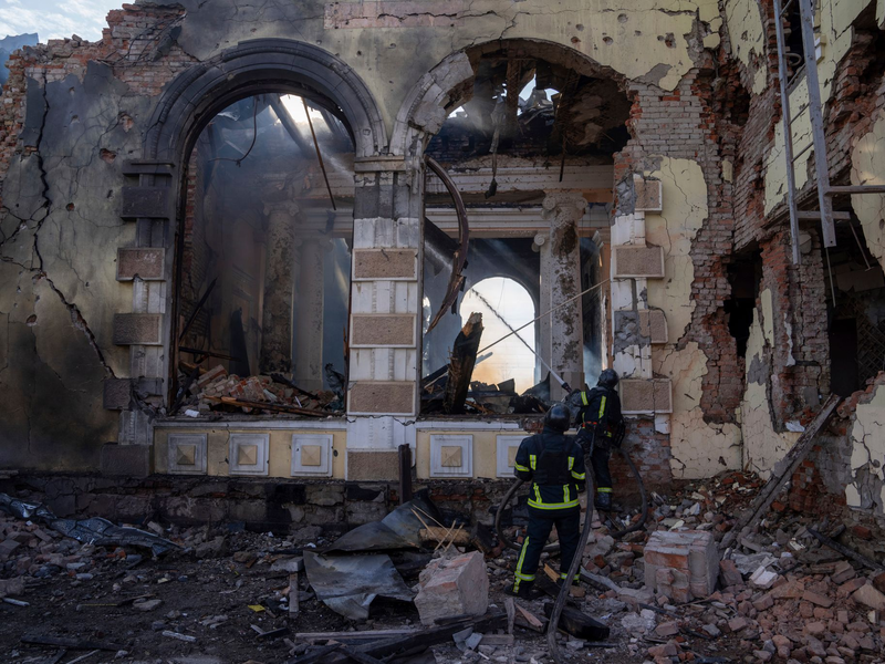 So wie hier im ukrainischen Kostjantyniwka wurde auch in Losowa der Bahnhof angegriffen und schwer beschädigt. (Archivbild) - Foto: Alex Babenko/AP/dpa