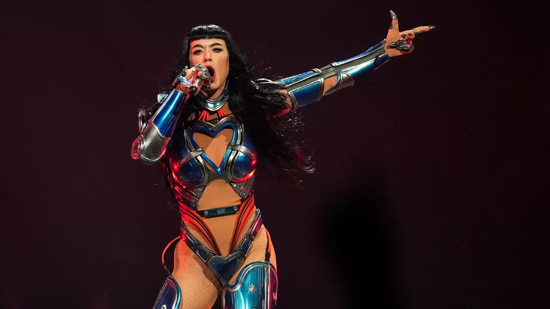 Beim medizinischen Notfall eines Fans hat Popstar Katy Perry umsichtig reagiert. (Archivbild) - Bild: Chris Pizzello/Invision/AP/dpa