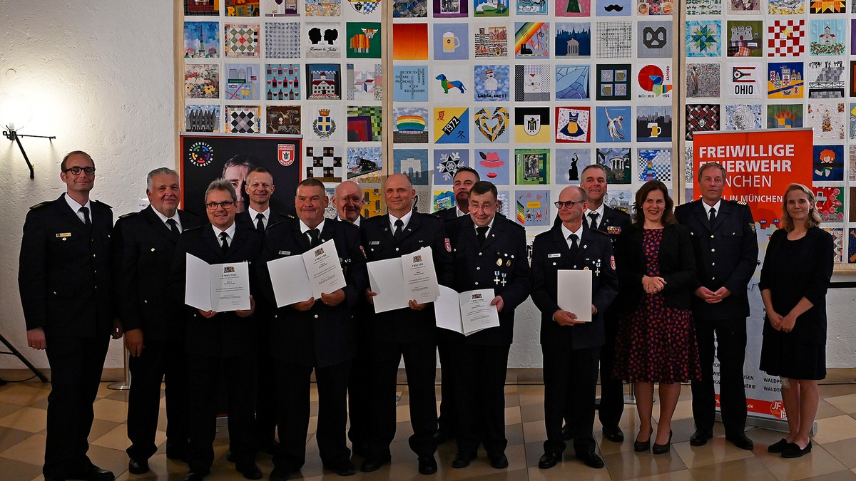 FW-M: Feuerwehr-Ehrungen für Engagement und Einsatzbereitschaft (München) - Foto: presseportal.de