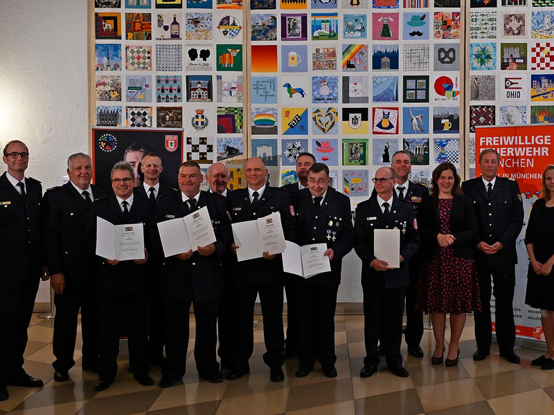 FW-M: Feuerwehr-Ehrungen für Engagement und Einsatzbereitschaft (München) - Foto: presseportal.de