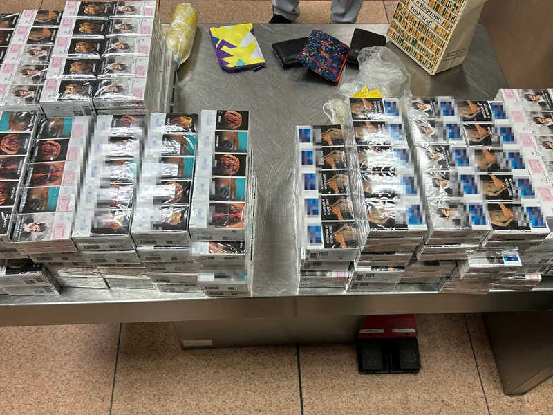 HZA-IZ: Schmuggel von rund 60.000 Zigaretten durch den Zoll am Flughafen Hamburg verhindert - Foto: presseportal.de