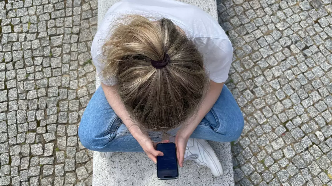 Die Deutschen verbringen sehr viel Zeit im Internet und lassen sich lieber berieseln als offline draußen oder mit Freunden aktiv zu sein. (Symbolbild) - Bild: Ricarda Dieckmann/dpa-tmn