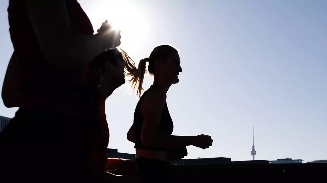 Die Deutschen machen laut einer Studie mehr Sport als noch 2010. (Symbolbild) - Bild: Carsten Koall/dpa