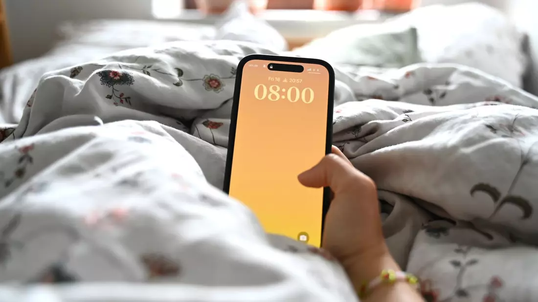 Eltern wollen laut einer neuen Umfrage ein Handy-Verbot an Schulen. (Symbolbild) - Bild: Elisa Schu/dpa