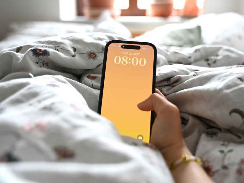 Eltern wollen laut einer neuen Umfrage ein Handy-Verbot an Schulen. (Symbolbild) - Foto: Elisa Schu/dpa