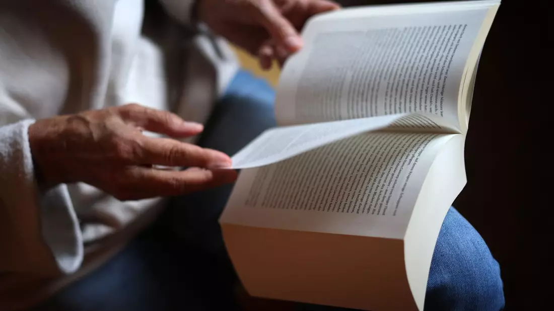 Das Lesen eines Buches wird noch immer gern gemacht. Gut jeder Dritte greift wie auch schon in den Vorjahren in seiner Freizeit regelmäßig zum Buch. (Symbolbild) - Bild: Karl-Josef Hildenbrand/dpa