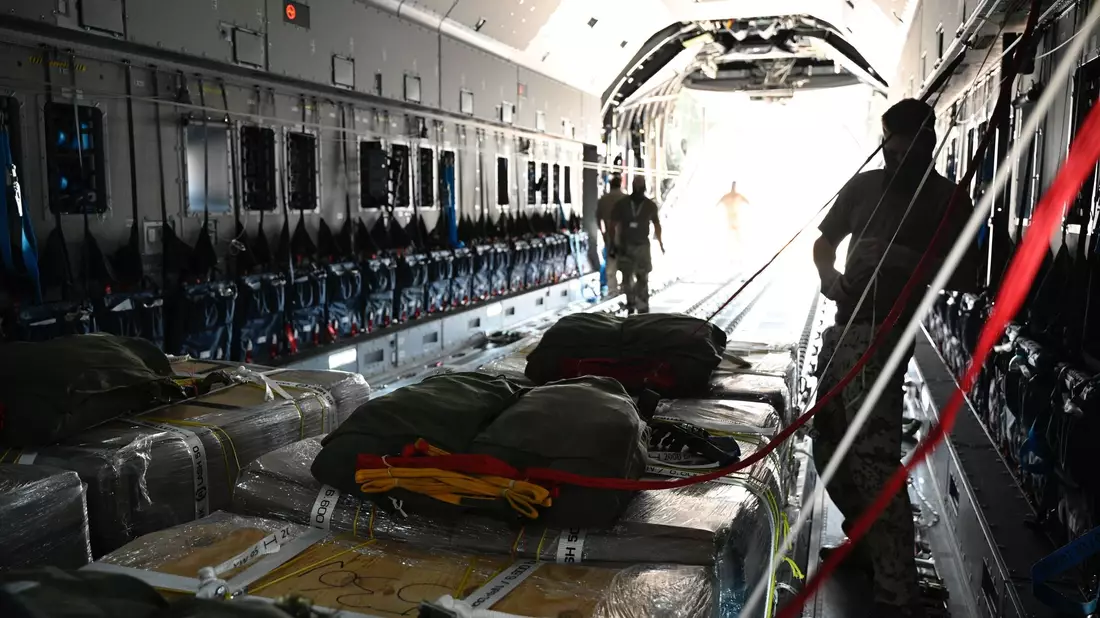 Mit Airbus-A400M-Maschinen bringt die Bundeswehr die Güter in den Luftraum über Gaza. - Bild: Sven Käuler/dpa