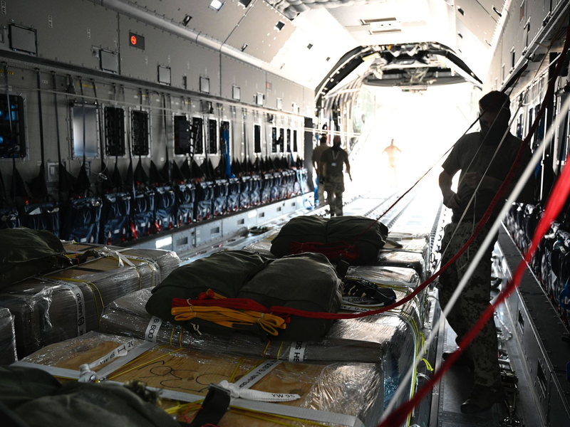 Mit Airbus-A400M-Maschinen bringt die Bundeswehr die Güter in den Luftraum über Gaza. - Foto: Sven Käuler/dpa