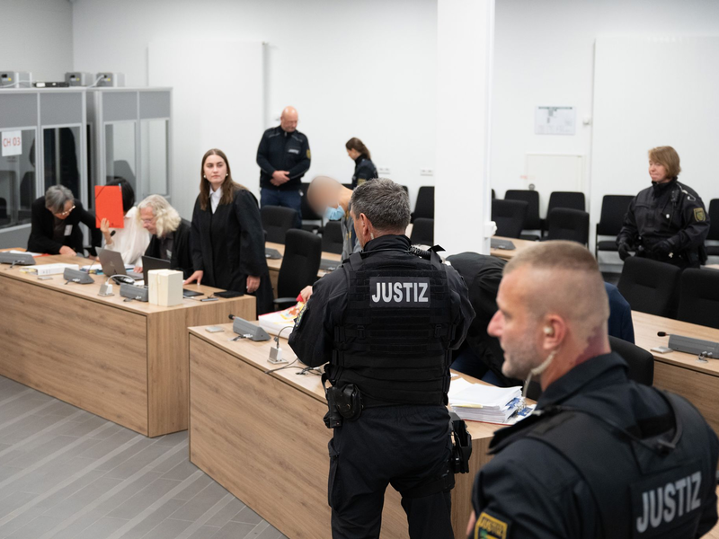 Auch eine Frau, die ehemalige Geliebte des Mitarbeiters, steht vor Gericht.  - Foto: Sebastian Kahnert/dpa