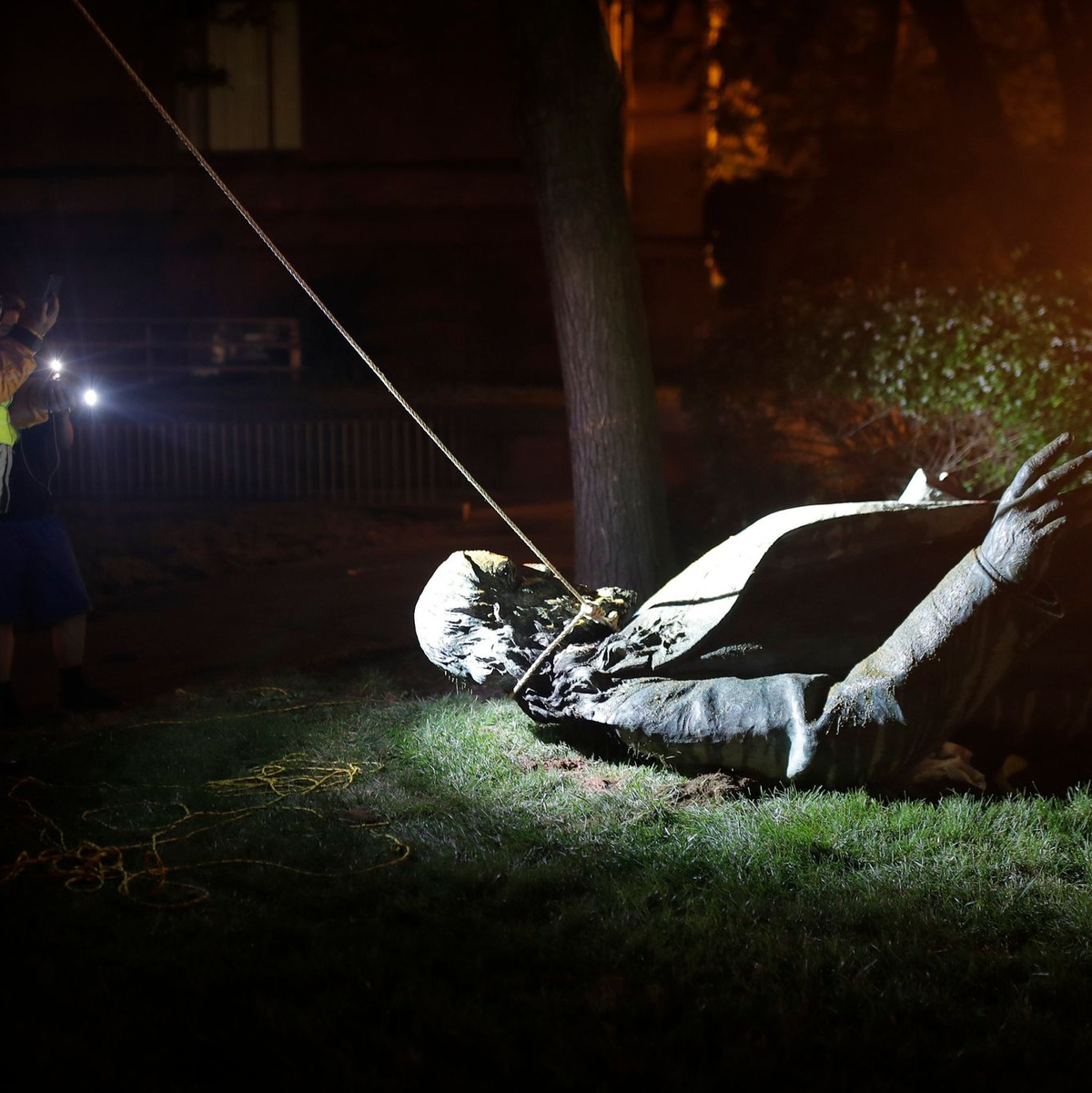 Im Zuge der Black-Lives-Matter-Proteste stürzten Demonstranten in den USA mehrere Statuen historischer Figuren, die sie in Verbindung mit Rassismus brachten. (Archivbild) - Foto: Maya Alleruzzo/AP/dpa