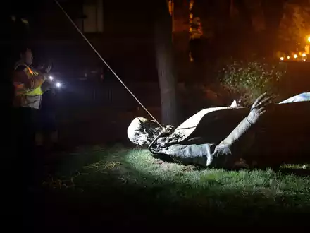 Im Zuge der Black-Lives-Matter-Proteste stürzten Demonstranten in den USA mehrere Statuen historischer Figuren, die sie in Verbindung mit Rassismus brachten. (Archivbild) - Foto: Maya Alleruzzo/AP/dpa