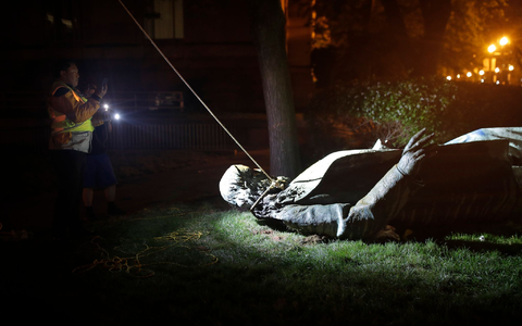 Im Zuge der Black-Lives-Matter-Proteste stürzten Demonstranten in den USA mehrere Statuen historischer Figuren, die sie in Verbindung mit Rassismus brachten. (Archivbild) - Foto: Maya Alleruzzo/AP/dpa Im Zuge der Black-Lives-Matter-Proteste stürzten Demonstranten in den USA mehrere Statuen historischer Figuren, die sie in Verbindung mit Rassismus brachten. (Archivbild) - Foto: Maya Alleruzzo/AP/dpa