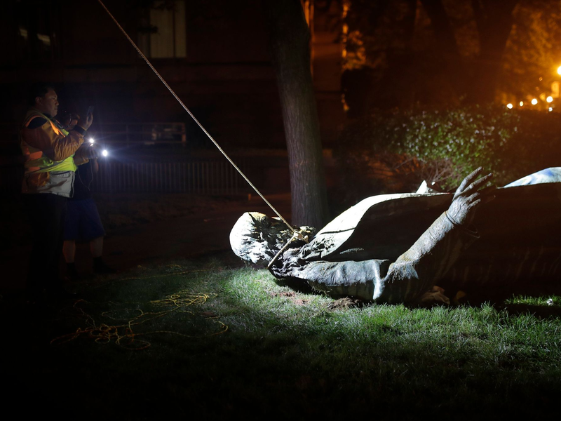 Im Zuge der Black-Lives-Matter-Proteste stürzten Demonstranten in den USA mehrere Statuen historischer Figuren, die sie in Verbindung mit Rassismus brachten. (Archivbild) - Foto: Maya Alleruzzo/AP/dpa