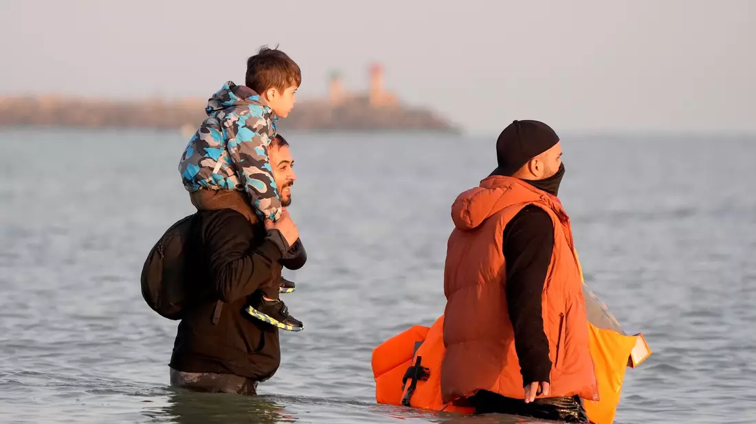 Die Bekämpfung der Migration über den Ärmelkanal ist in Großbritannien seit Jahren ein viel diskutiertes Thema. (Archivbild) - Bild: Gareth Fuller/PA Wire/dpa