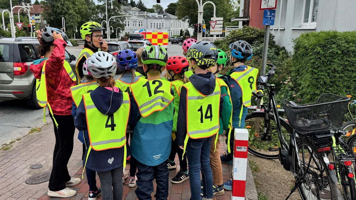 POL-HL: OH - Eutin / Ferienradfahrkurs der Polizei begeistert Kinder - Foto: presseportal.de