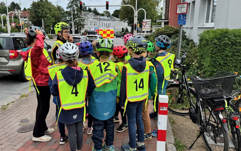 POL-HL: OH - Eutin / Ferienradfahrkurs der Polizei begeistert Kinder - Foto: presseportal.de