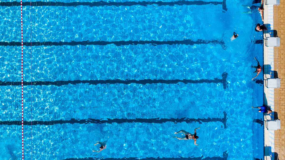 In manch einer Kommune ist für das Schwimmbad kein Geld mehr da. (Archivbild) - Foto: Christoph Reichwein/dpa