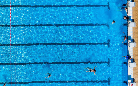 In manch einer Kommune ist für das Schwimmbad kein Geld mehr da. (Archivbild) - Foto: Christoph Reichwein/dpa