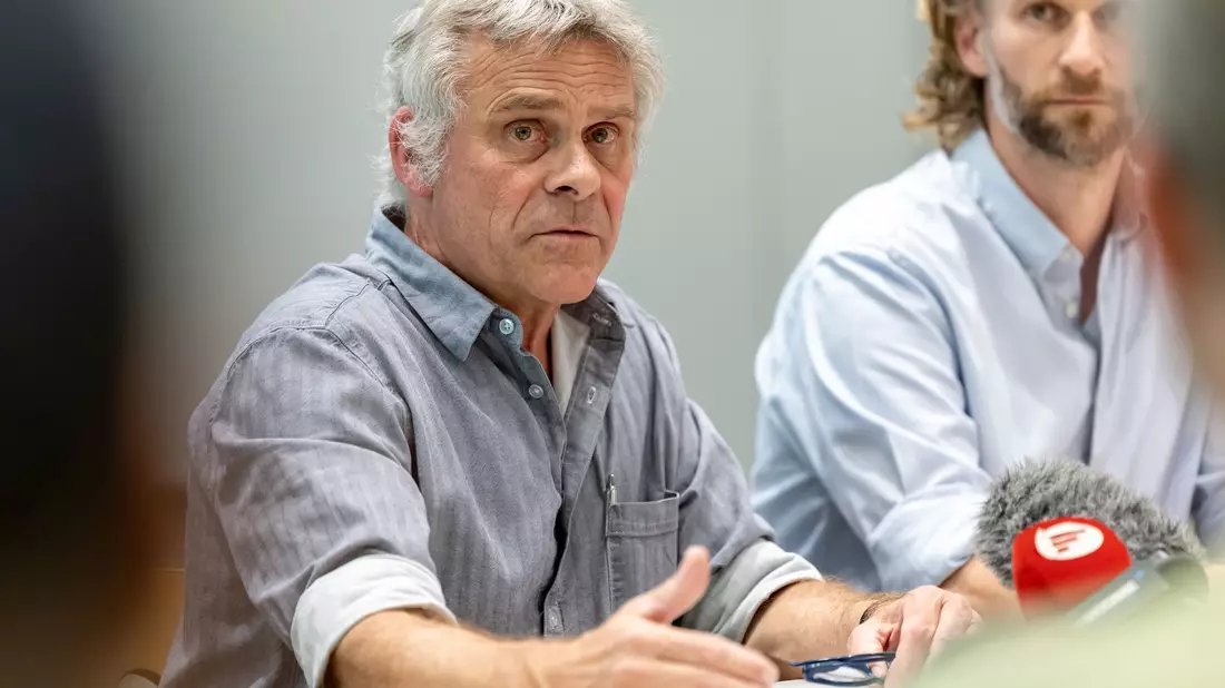 Der Direktor des Nürnberger Tiergartens, Dag Encke, hat nach der Tötung von Pavianen Morddrohungen erhalten. Rechts neben ihm sitzt sein Stellvertreter Jörg Beckmann. (Archivbild) - Bild: Daniel Karmann/dpa