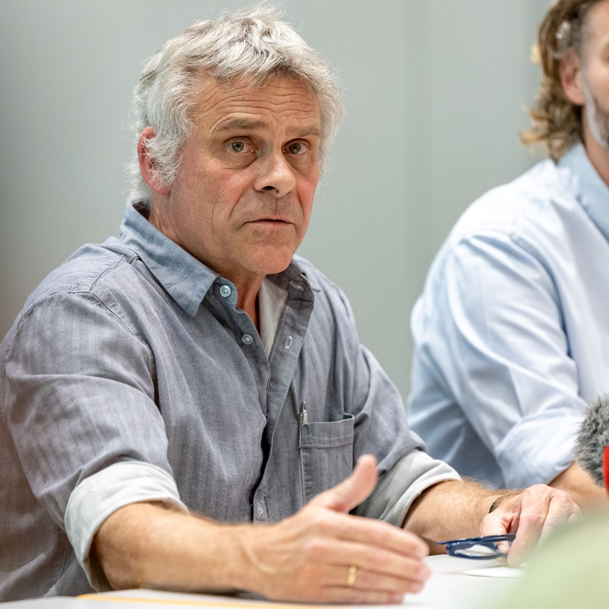 Der Direktor des Nürnberger Tiergartens, Dag Encke, hat nach der Tötung von Pavianen Morddrohungen erhalten. Rechts neben ihm sitzt sein Stellvertreter Jörg Beckmann. (Archivbild) - Foto: Daniel Karmann/dpa
