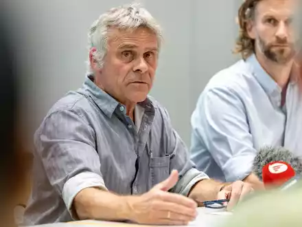 Der Direktor des Nürnberger Tiergartens, Dag Encke, hat nach der Tötung von Pavianen Morddrohungen erhalten. Rechts neben ihm sitzt sein Stellvertreter Jörg Beckmann. (Archivbild) - Foto: Daniel Karmann/dpa