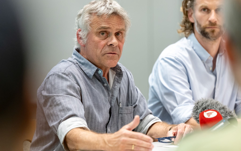 Der Direktor des Nürnberger Tiergartens, Dag Encke, hat nach der Tötung von Pavianen Morddrohungen erhalten. Rechts neben ihm sitzt sein Stellvertreter Jörg Beckmann. (Archivbild) - Foto: Daniel Karmann/dpa Der Direktor des Nürnberger Tiergartens, Dag Encke, hat nach der Tötung von Pavianen Morddrohungen erhalten. Rechts neben ihm sitzt sein Stellvertreter Jörg Beckmann. (Archivbild) - Foto: Daniel Karmann/dpa