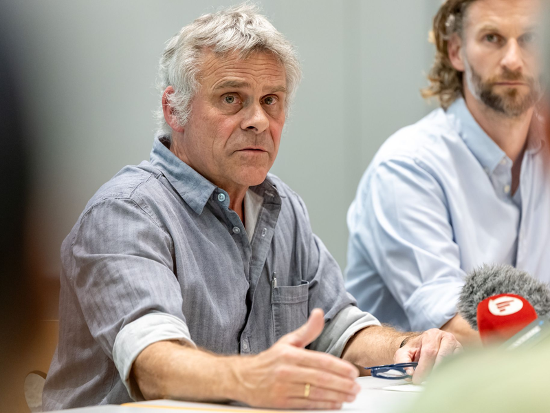 Der Direktor des Nürnberger Tiergartens, Dag Encke, hat nach der Tötung von Pavianen Morddrohungen erhalten. Rechts neben ihm sitzt sein Stellvertreter Jörg Beckmann. (Archivbild) - Foto: Daniel Karmann/dpa