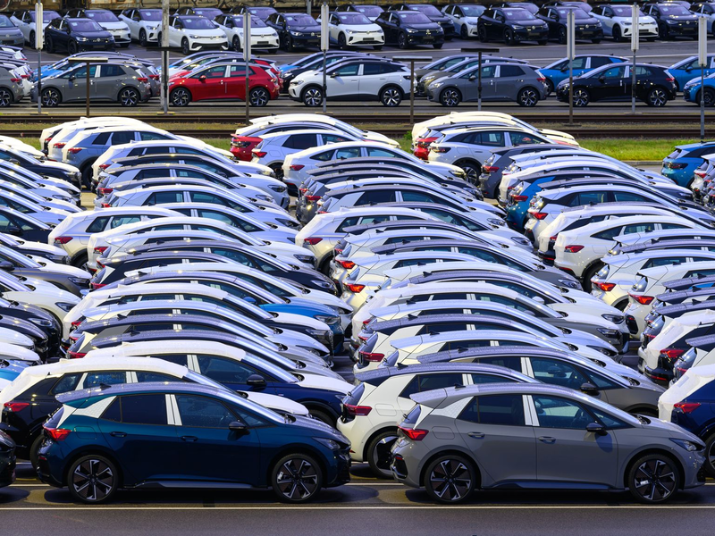 Im Juli kamen etwa elf Prozent mehr Neuwagen auf die Straßen in Deutschland als im Vorjahresmonat. (Archivbild) - Foto: Hendrik Schmidt/dpa