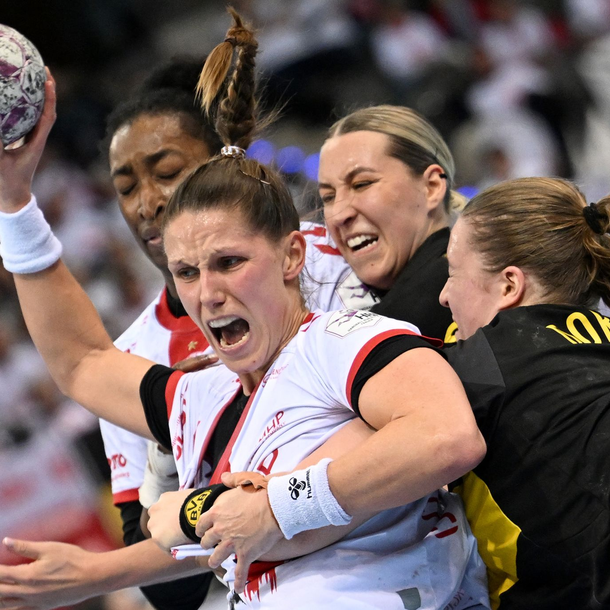 Xenia Smits (vorne) und weitere deutsche Nationalspielerinnen stehen vor einer ungewissen Zukunft. - Foto: Marijan Murat/dpa