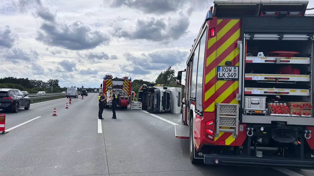 FW-ROW: Verkehrsunfall mit Wohnmobil auf der BAB 1 - Eine Person durch Feuerwehr gerettet - Bild: presseportal.de