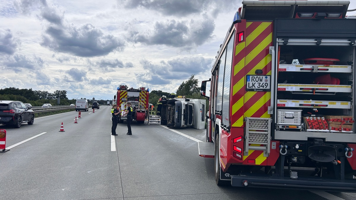 FW-ROW: Verkehrsunfall mit Wohnmobil auf der BAB 1 - Eine Person durch Feuerwehr gerettet - Foto: presseportal.de